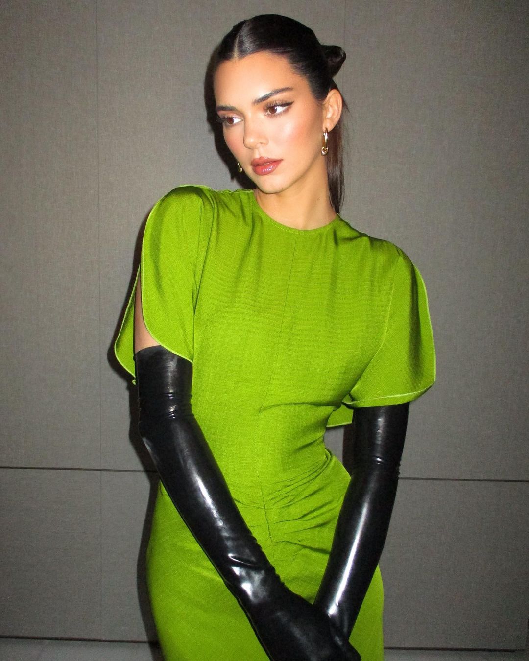 Kendall jenner in latex opera gloves wearlatex